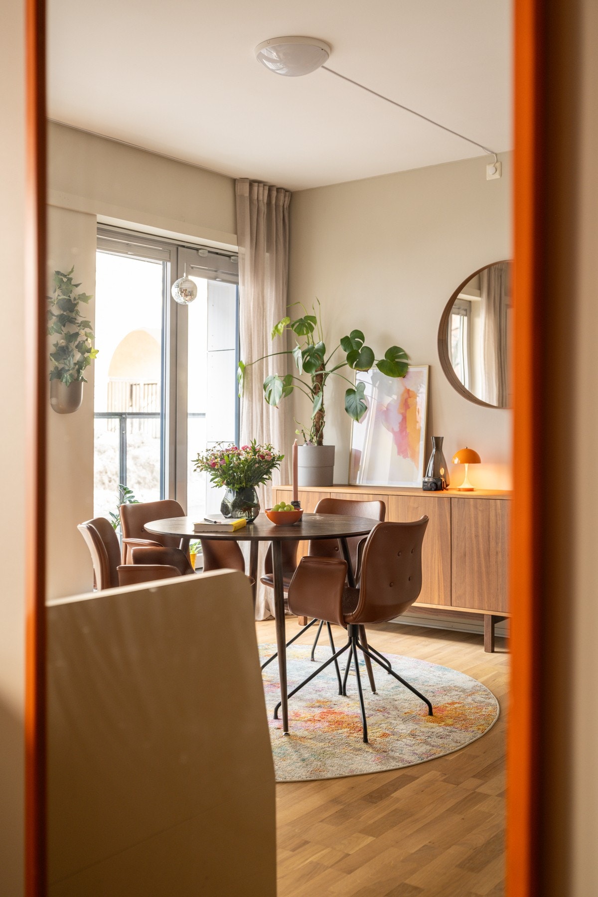 Lysinnslippet sammen med den gode takhøyden på ca. 2,63 meter gir en god og luftig romfølelse. Galleribilde