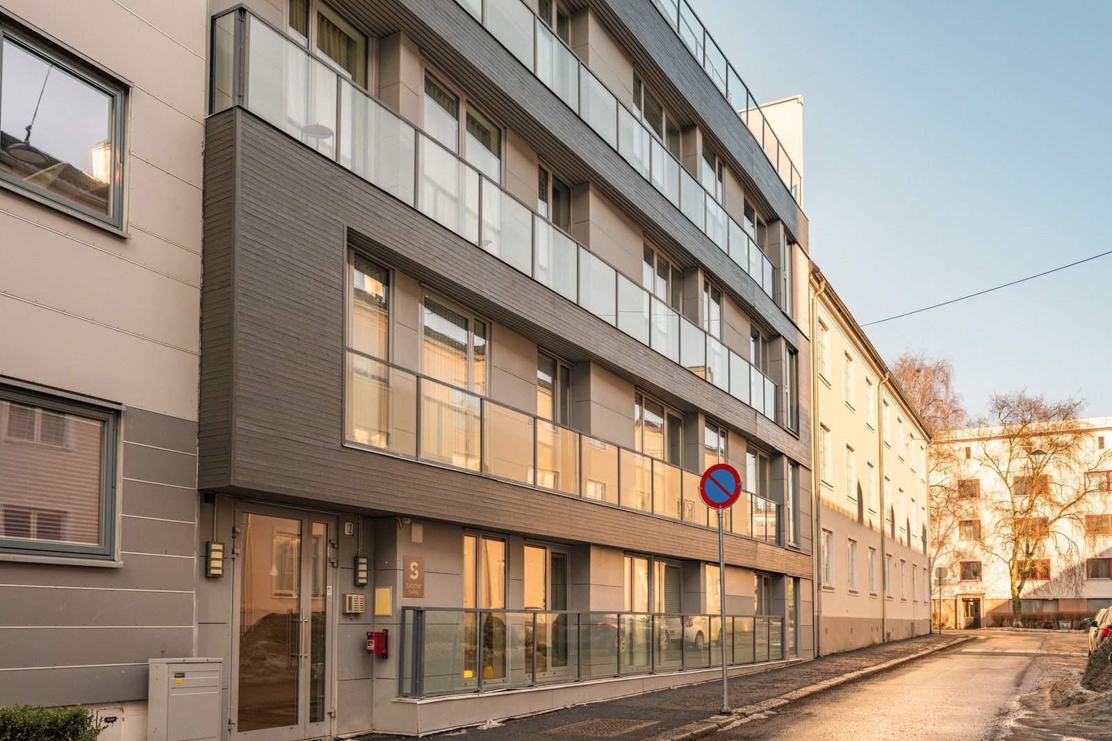 Her bor du tilbaketrukket og rolig i enveiskjørt gate, samtidig midt på Sagene med kort vei til butikker, kaféer, restauranter og et veldig godt kollektivtilbud. Galleribilde