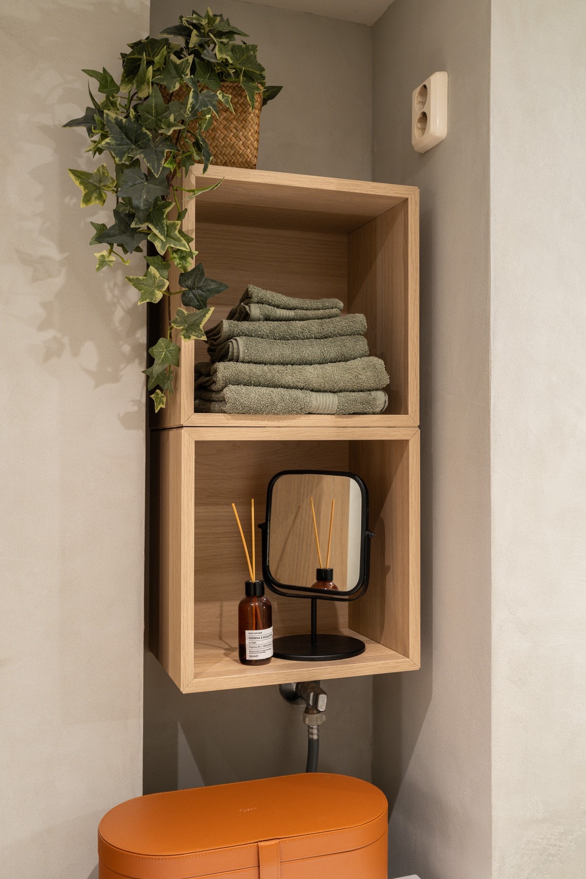 Over vaskemaskinen er det to flotte trehyller for oppbevaring og dekor. Galleribilde