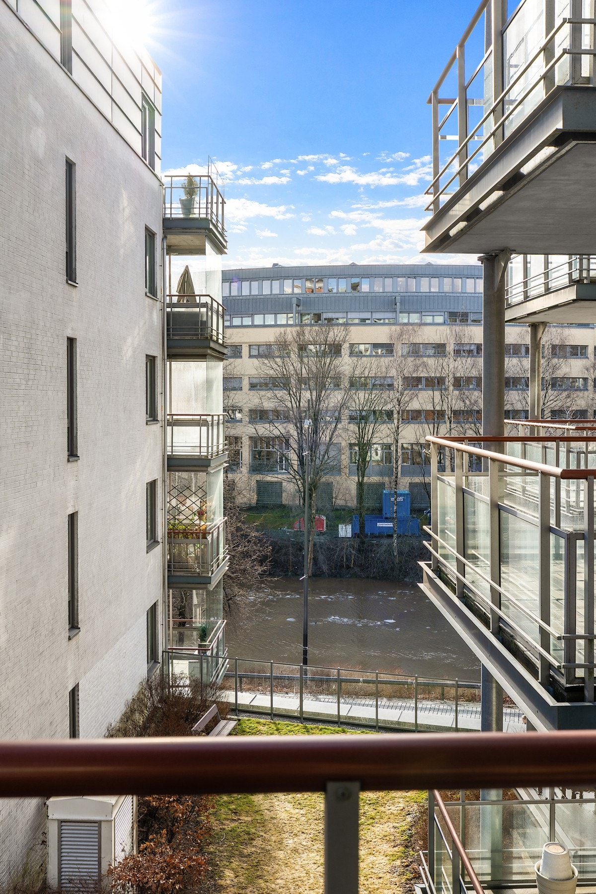 Utsikt mot elven fra balkongen Galleribilde