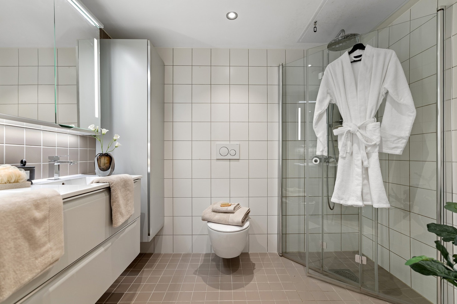 Innredningen består av Linnbad dobbel servantinnredning (Tapwell) med underskap og pop-ups med speilskap og lys, dusjhjørnet med dører i glass og vegghengt klosett. Galleribilde