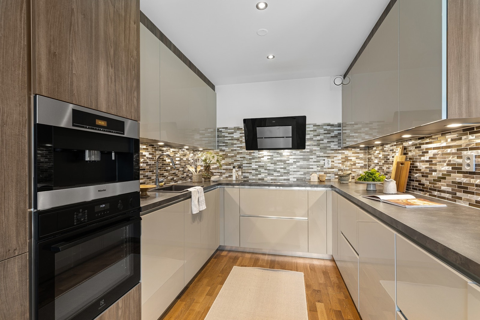 Moderne, eksklusivt og kvalitets fra den Italiensk designet kjøkken fra GD Cucine med høyglans og trestruktur (Inmente) fra 2018. Galleribilde