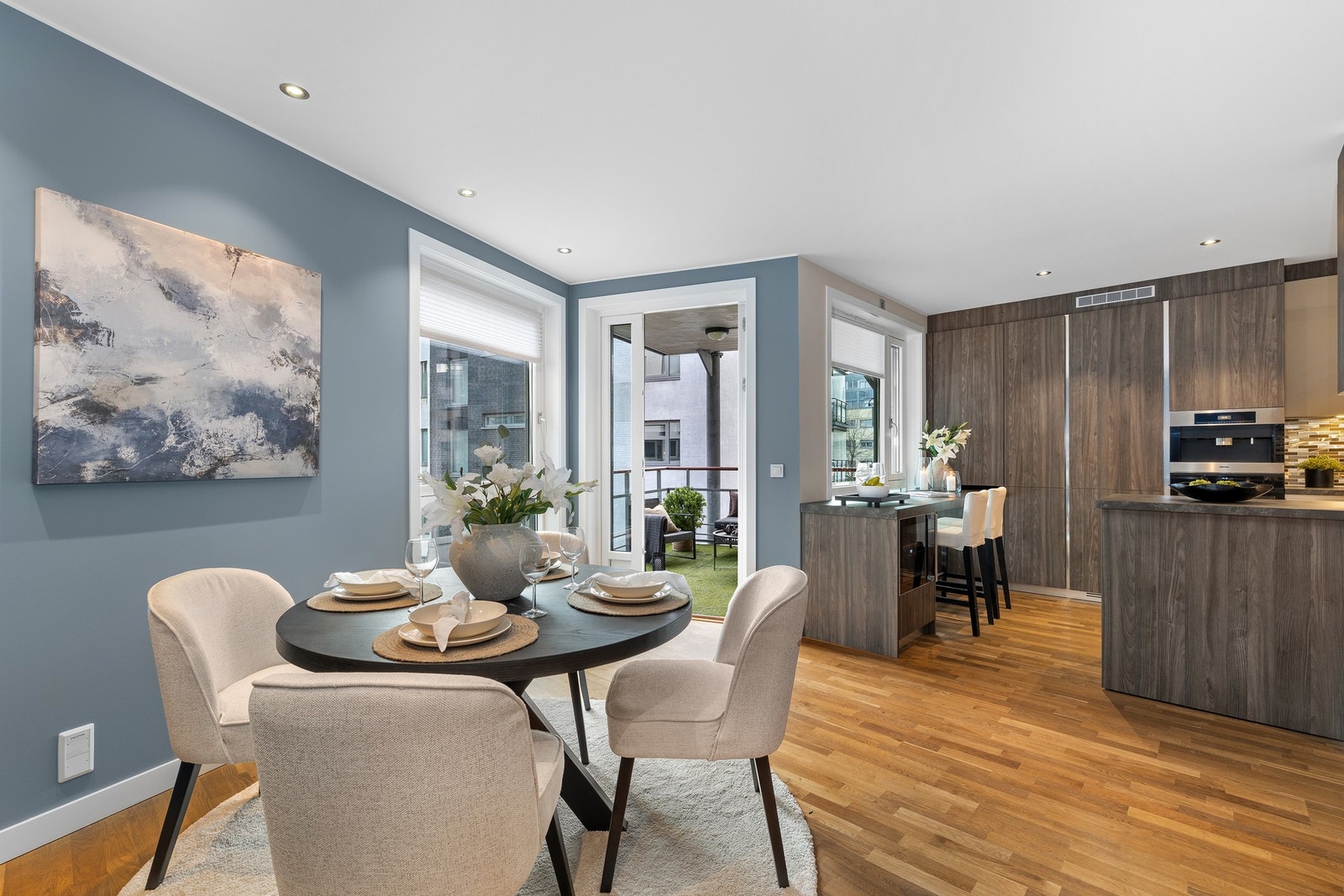 I stuedelen er det utgang til en romslig overbygd balkong på hele 10 kvm, med plass til utemøbler. Herfra er det utsikt mot Sandvikselva og atriumet. Galleribilde