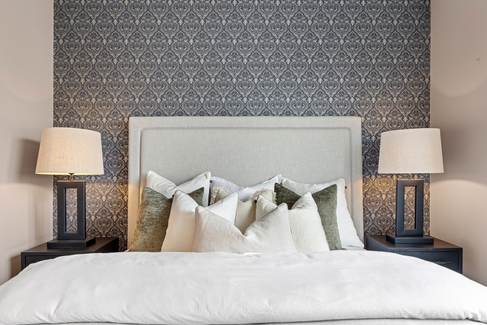 Leiligheten har to tiltalende soverom, begge utstyrt med tilhørende garderobeskap. Galleribilde