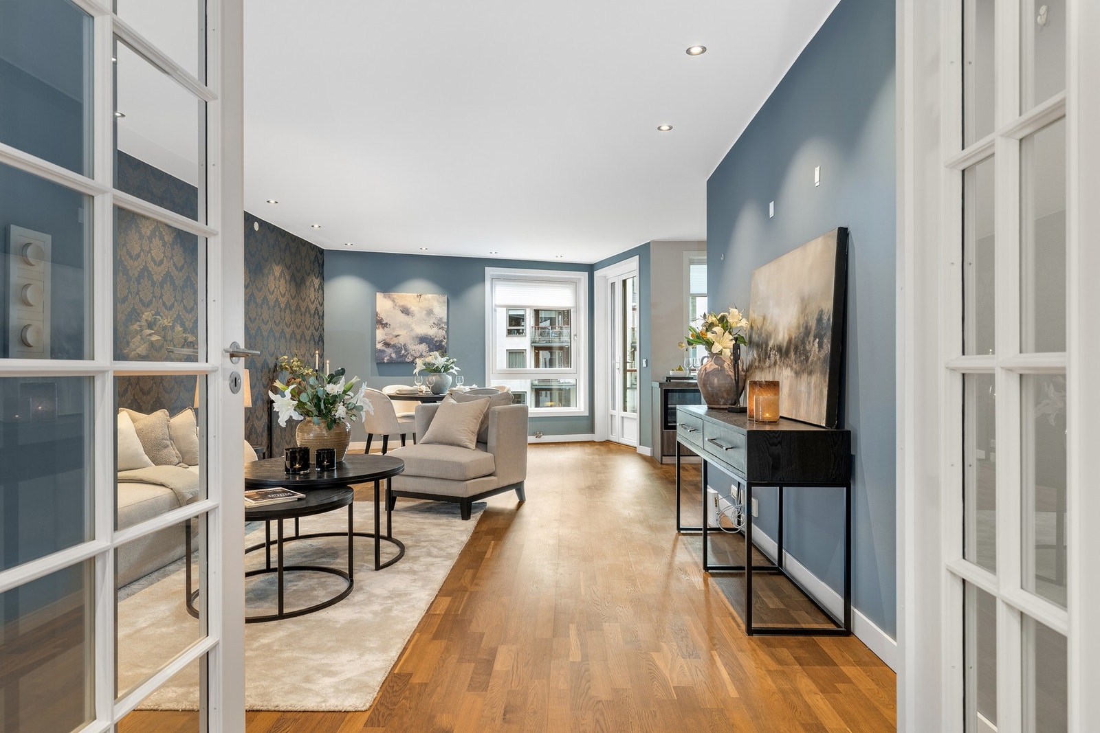 Stue og kjøkken ligger i delvis åpen løsning, og deles naturlig opp i to soner. En for spisestuen og en for sofagruppe med plass til tv-seksjon og tilhørende møblement. Galleribilde