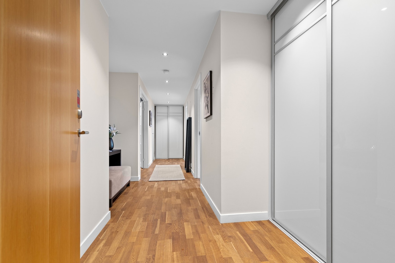 Romslig inngang med garderobeskap Galleribilde