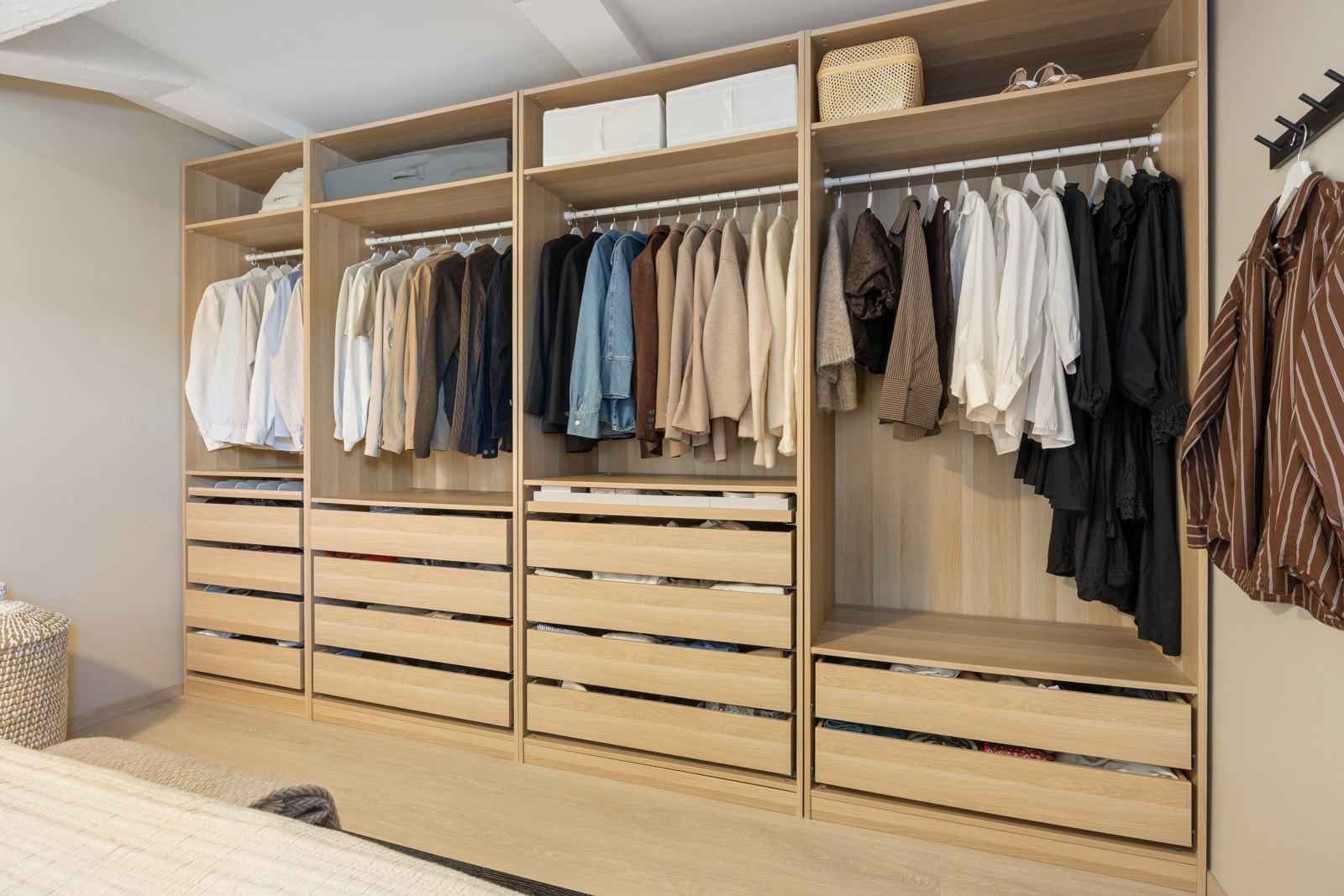 Her er det rikelig med oppbevaringsplass i en stor garderobeløsning som medfølger handelen. Galleribilde