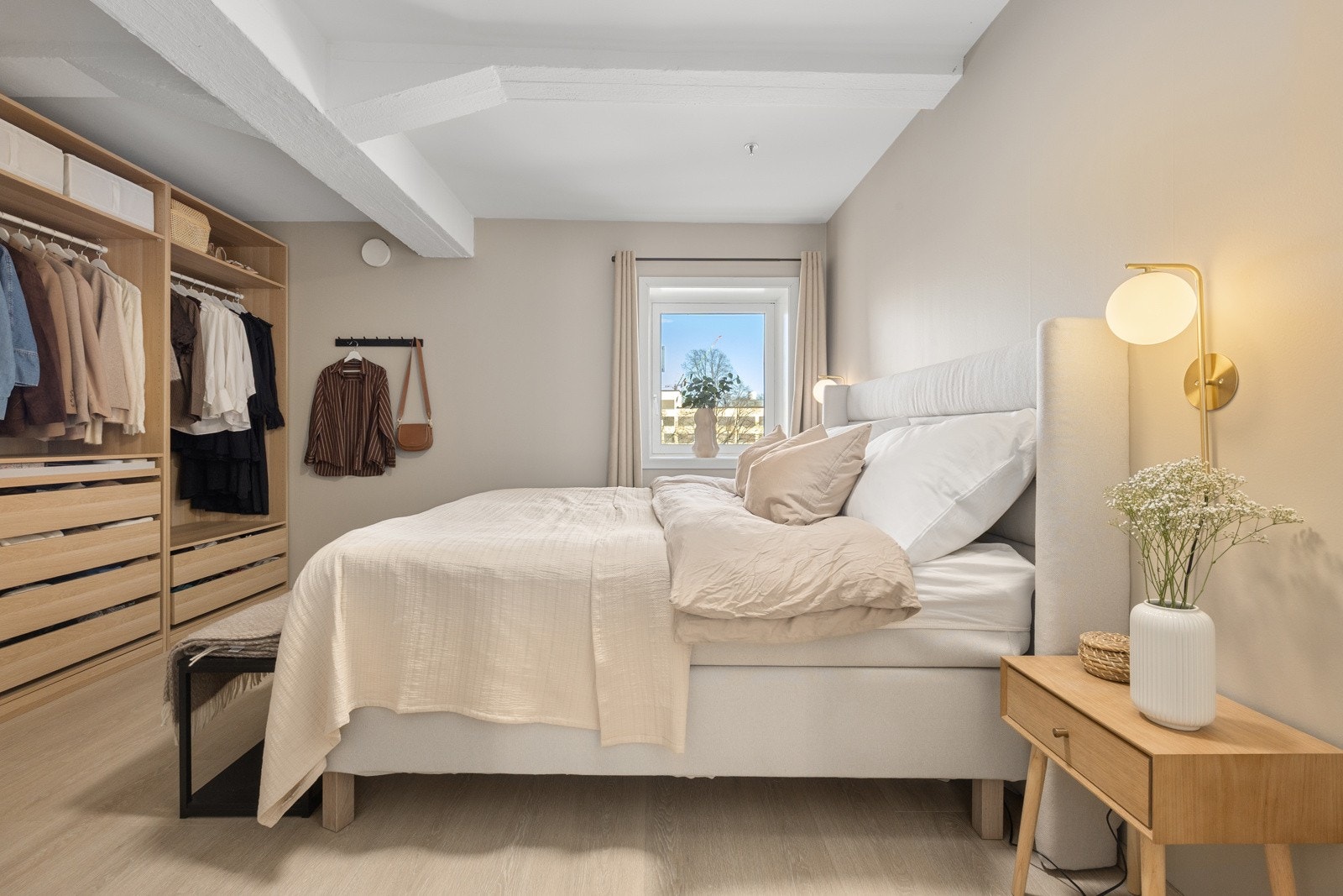 Hovedsoverommet er romslig og har god plass til dobbeltseng med nattbord på hver side, samt annet ønsket møblement. Galleribilde