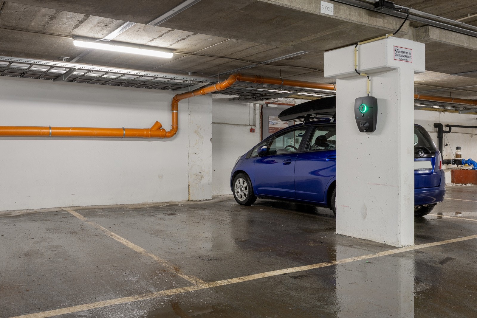 Selger eier parkeringsplass i Garasjeanlegget Sinsen AS som medfølger handelen. Det er installert infrastruktur for el-billading (kan leie eller kjøpe ladeboks). Garasjeplassen overføres til eier med eget gårds-, bruks- og seksjonsnummer (383/1/12) Galleribilde