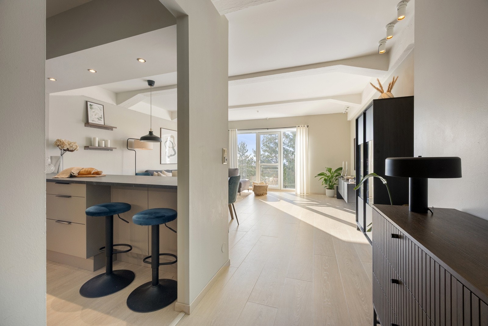 I tillegg har kjøkkenet kjøkkenvask med armatur, komfyrvakt og automatisk vannstopper med fuktsensor. Galleribilde