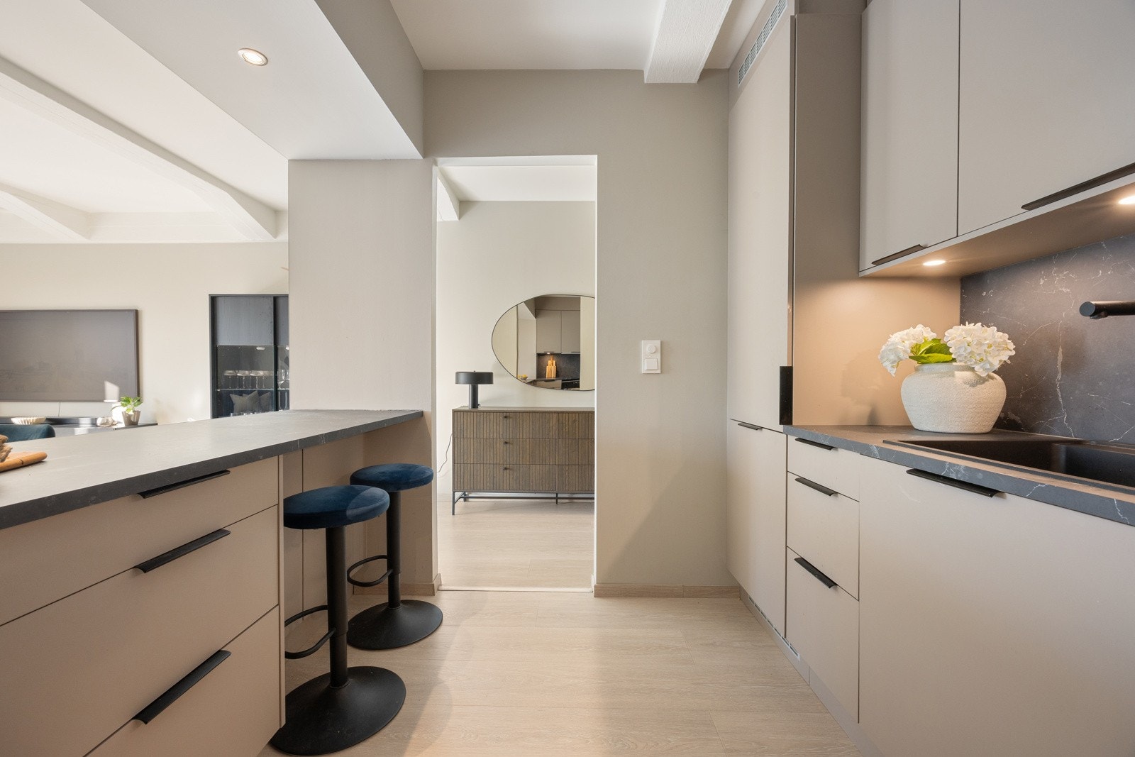 Kjøkkenet er utstyrt med integrerte hvitevarer bestående av stekeovn, platetopp, oppvaskmaskin og kjøleskap med fryser. Hvitevarene medfølger handelen. Galleribilde