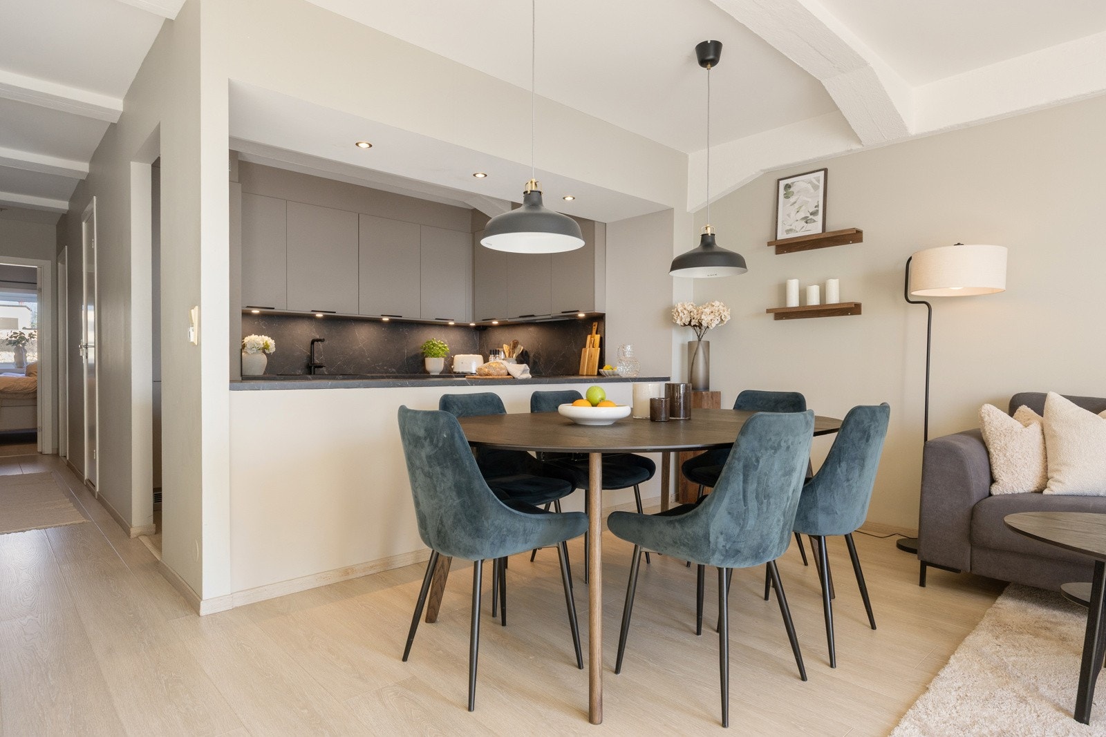 Det er gulvvarme i gang, stue, kjøkken og bad. Galleribilde