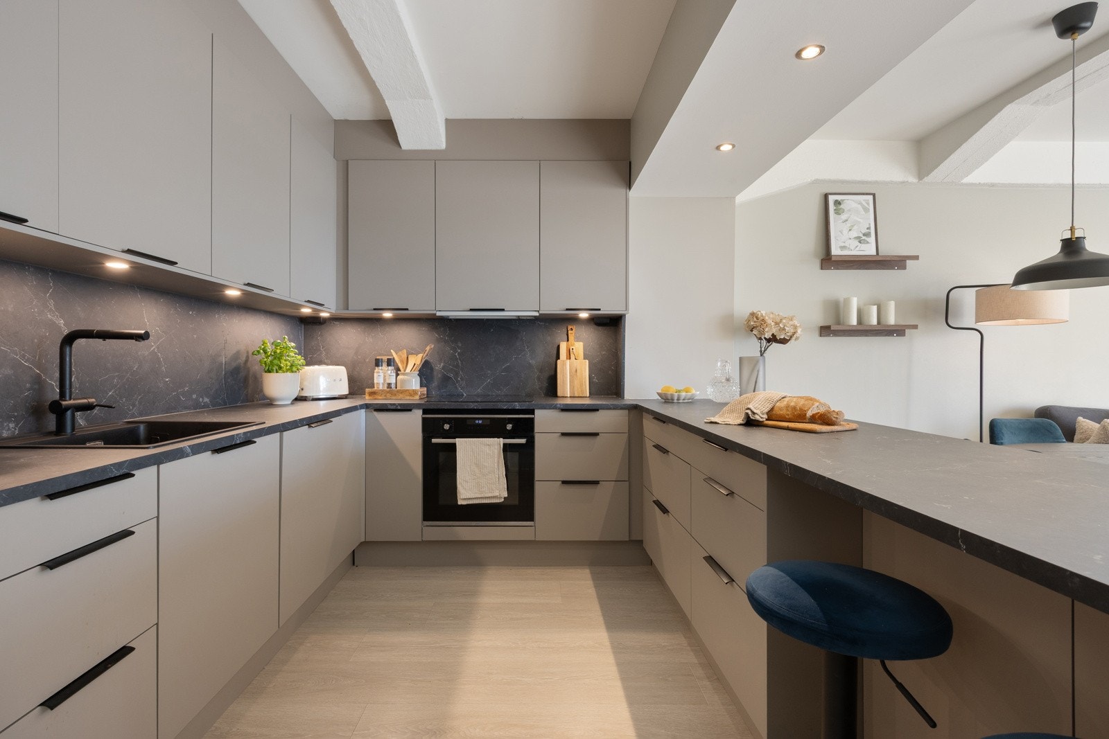 Leiligheten har et moderne og stilrent HTH-kjøkken fra 2022. Galleribilde