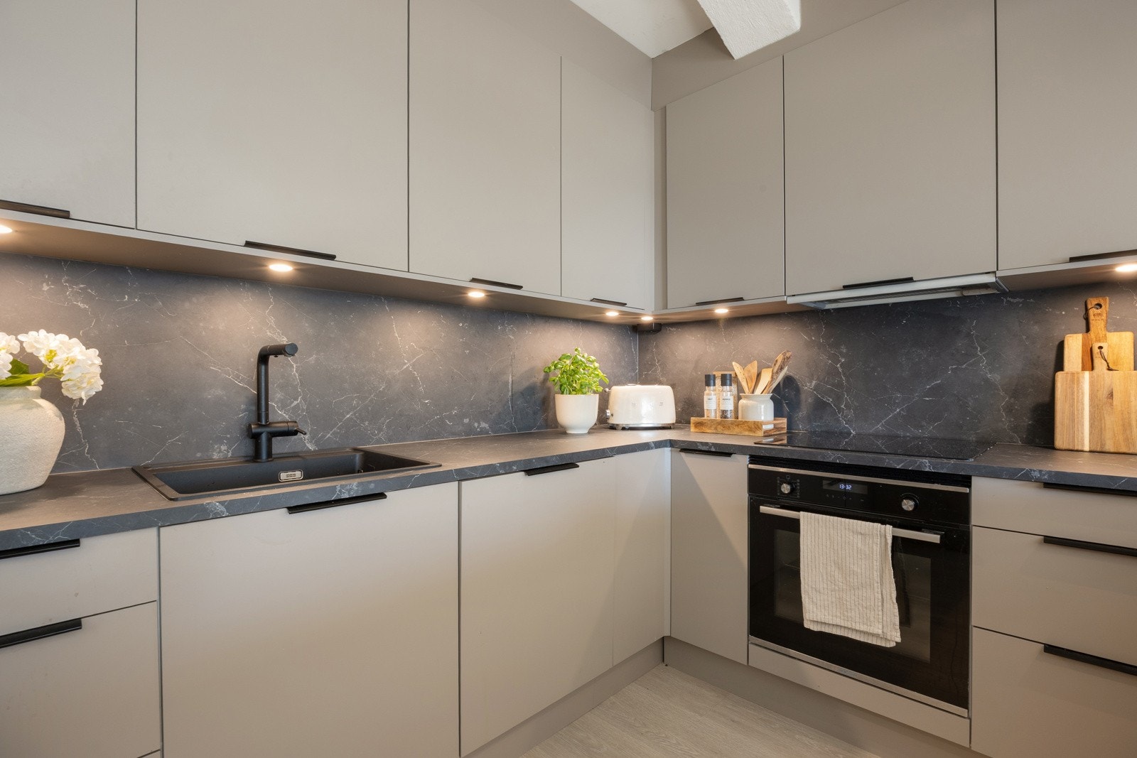 Over kjøkkenbenken er det montert benkebelysning og stikkontakter. Galleribilde