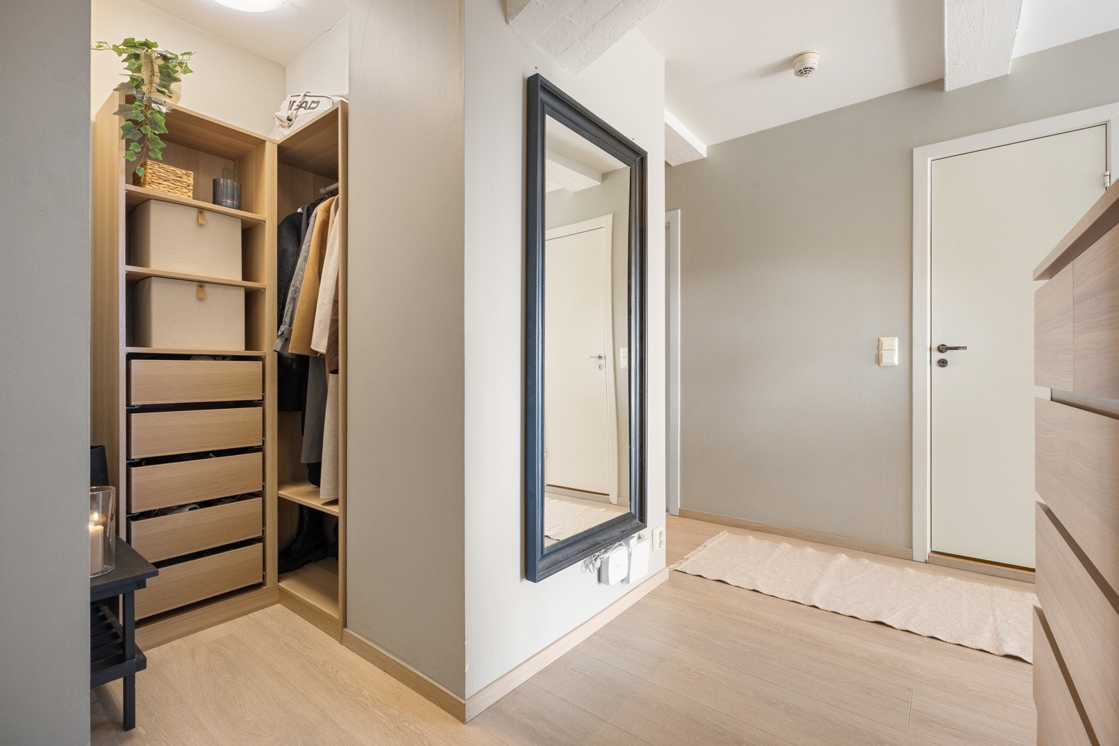 Her er det rikelig med oppbevaringsplass i flere garderobeskap. Galleribilde