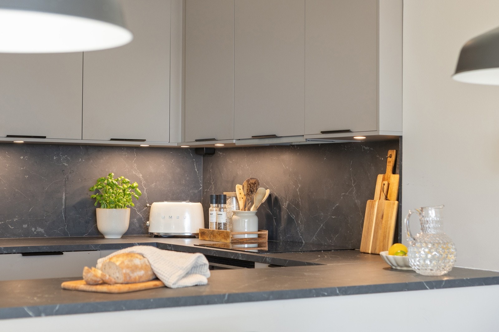 Kjøkkenet har rikelig med benke- og skapplass for både matlaging og oppbevaring, samt plass til to barstoler. Galleribilde