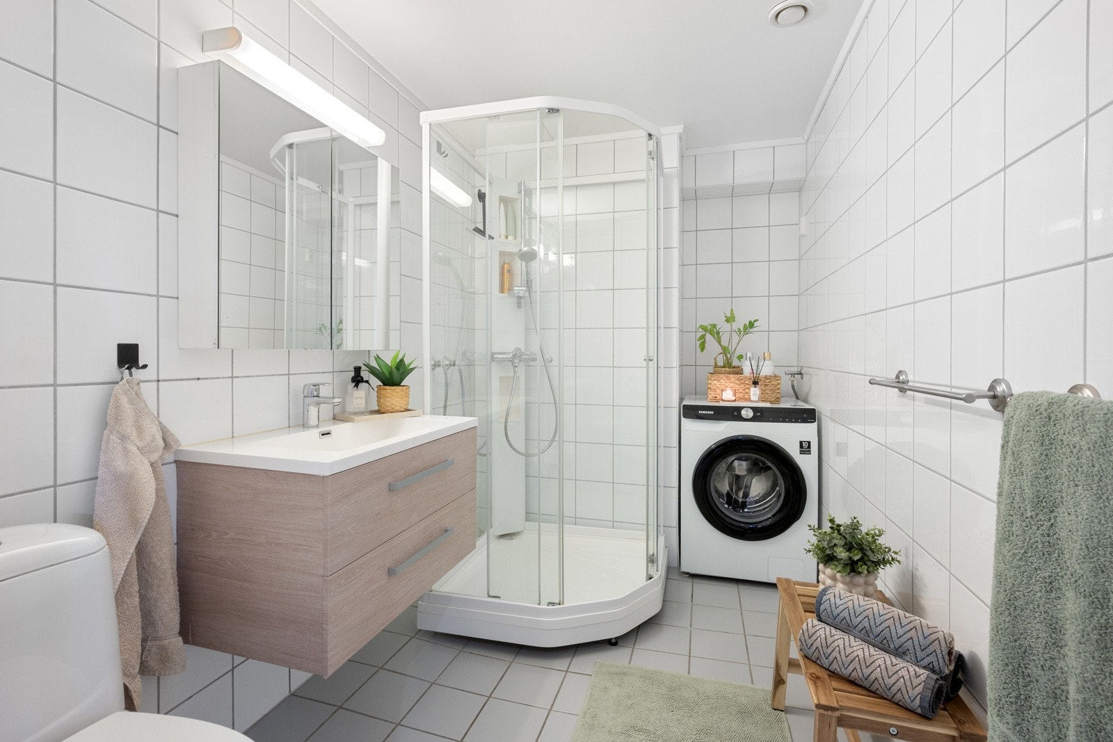 Leiligheten har et pent, flislagt baderom fra 2003 med gulvvarme. Det er opplegg for vaskemaskin. Galleribilde