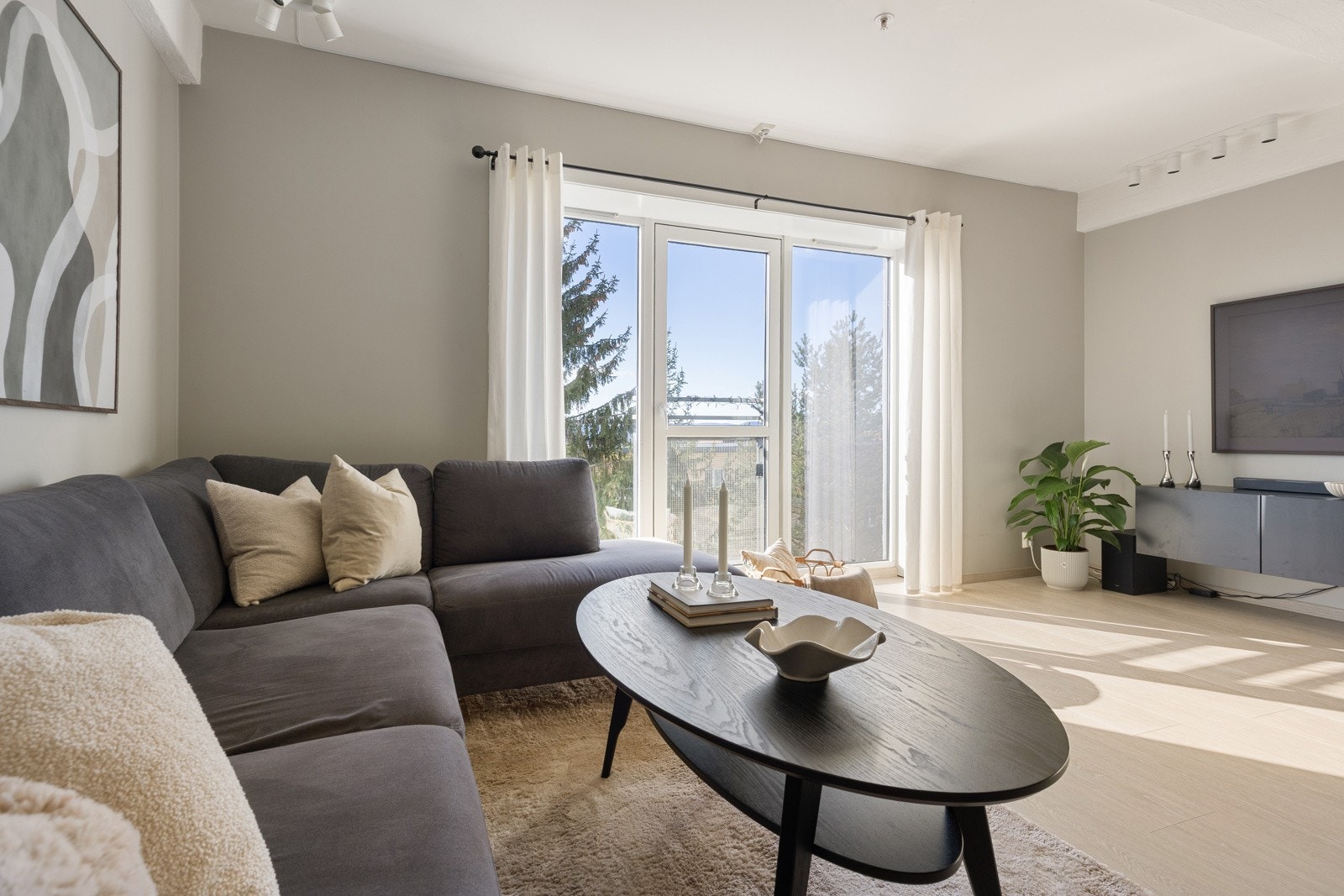 Gulvet er belagt med laminat, og veggflatene er malt i lyse fargetoner. Galleribilde