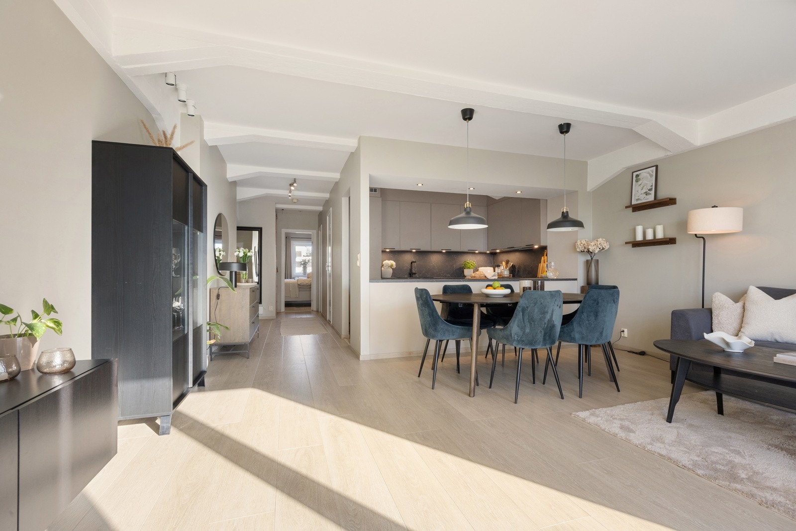 Rommet har gode møbleringsmuligheter med naturlig plass til både sofagruppe og spisebord, og legger dermed til rette for både avslappende hverdager og hyggelige sammenkomster. Galleribilde