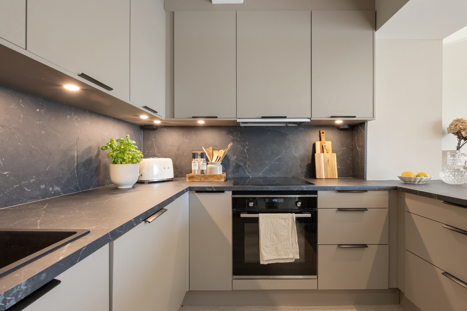 Innredningen har glatte fronter og laminert benkeplate, med laminert plate mellom benkeplate og overskap. Galleribilde