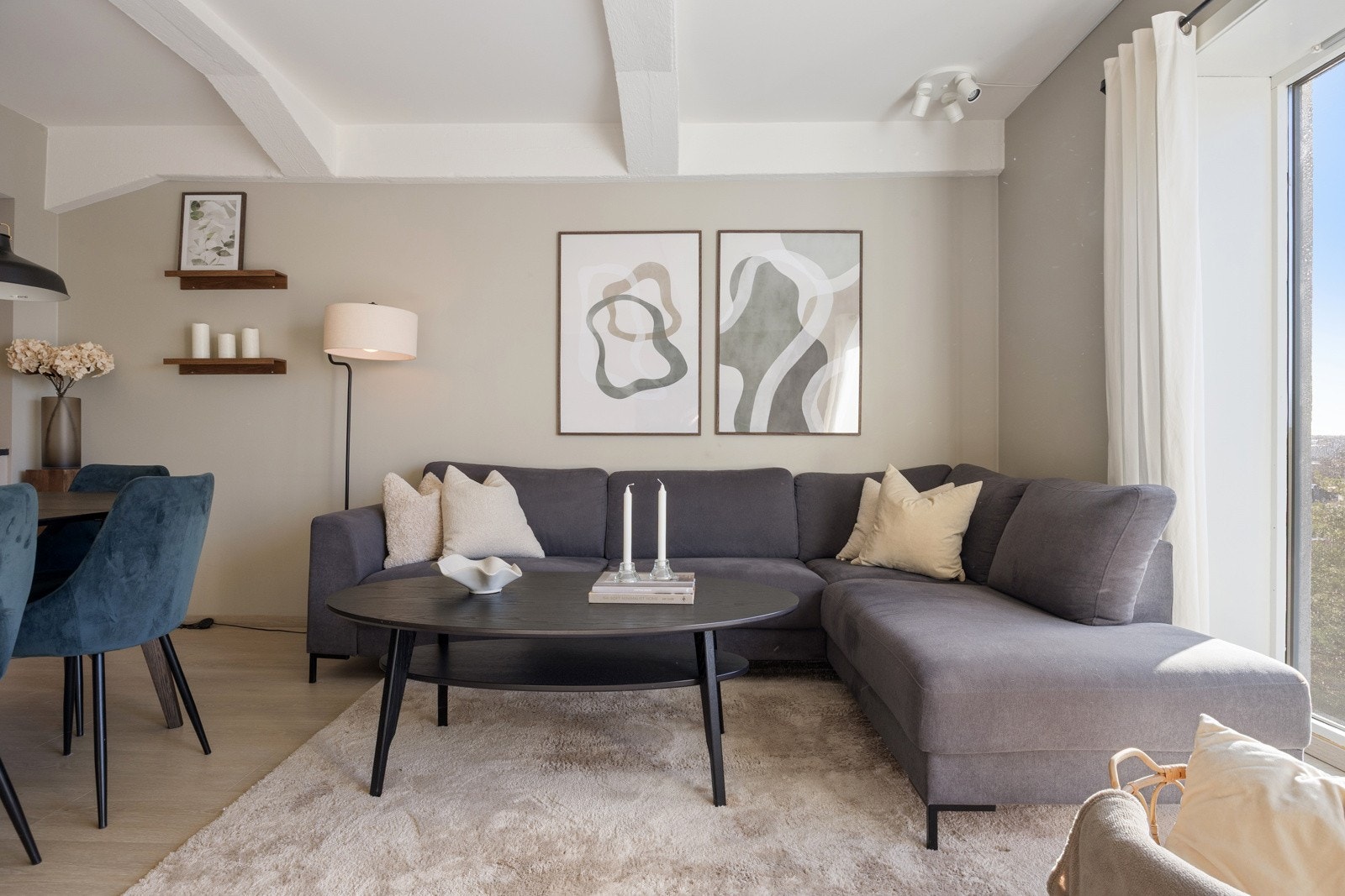 Den gjennomgående planløsningen, store vindusflater og fransk balkong gir boligen en luftig og god romfølelse med mye naturlig lys. Galleribilde