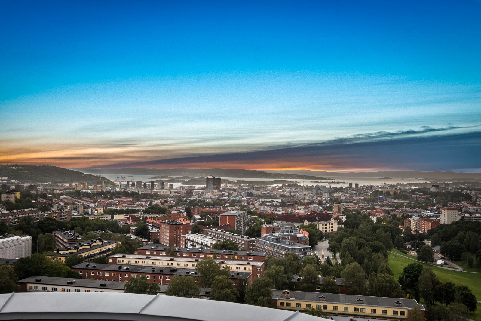 Suveren utsikt over byen. Galleribilde