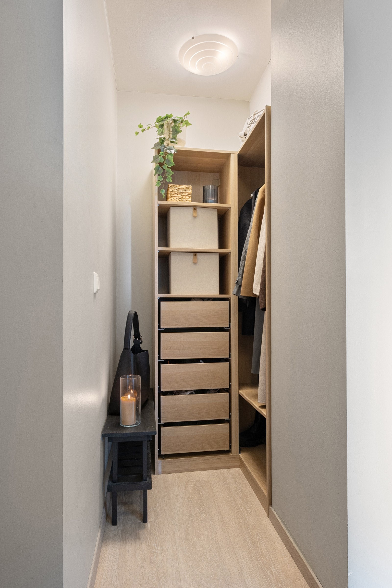 Leiligheten disponerer i tillegg en praktisk kjellerbod på ca. 4 m², som gir ekstra oppbevaringsmuligheter. Galleribilde