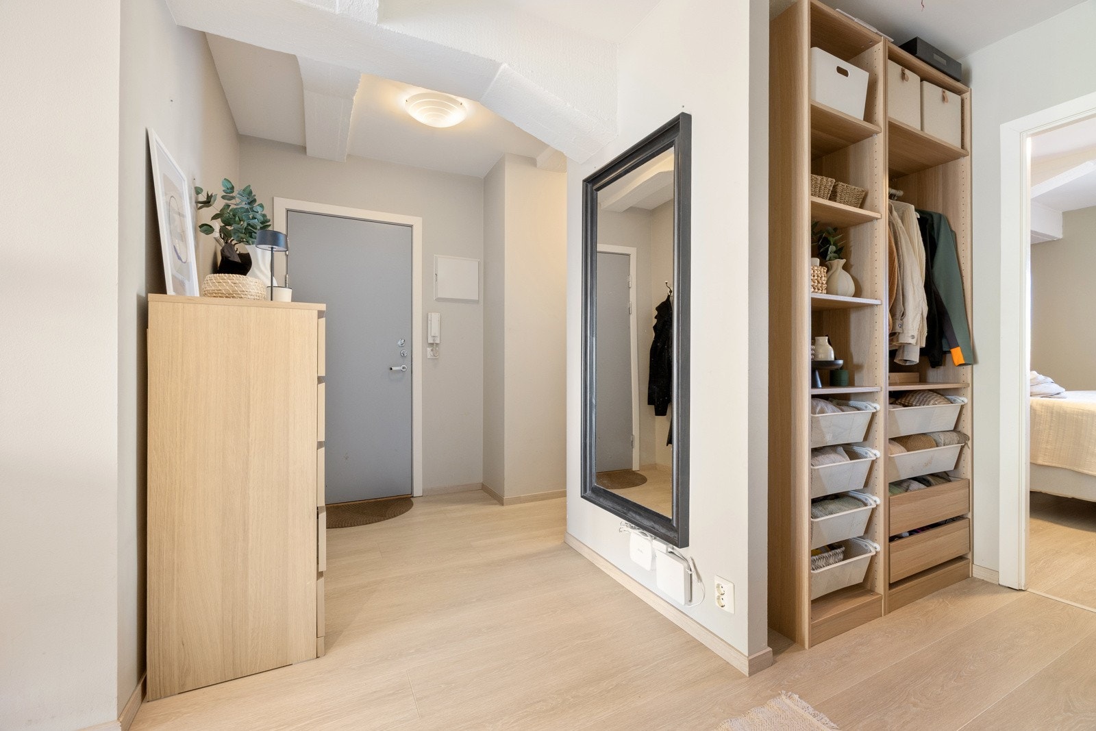 Når du kommer inn i leiligheten blir du møtt av en lys og innbydende entré som gir et godt førsteinntrykk. Galleribilde