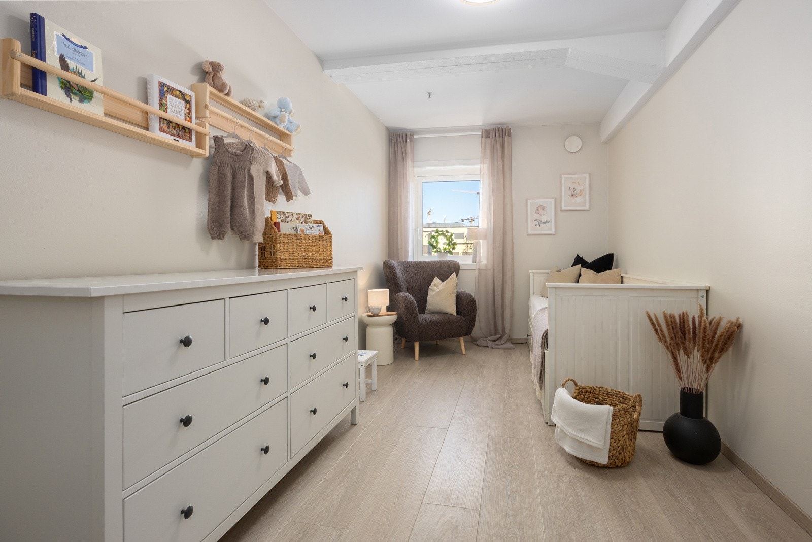 Det andre soverommet har plass til seng eller skrivebord og egner seg godt som barnerom, gjesterom eller hjemmekontor - alt etter behov. Galleribilde