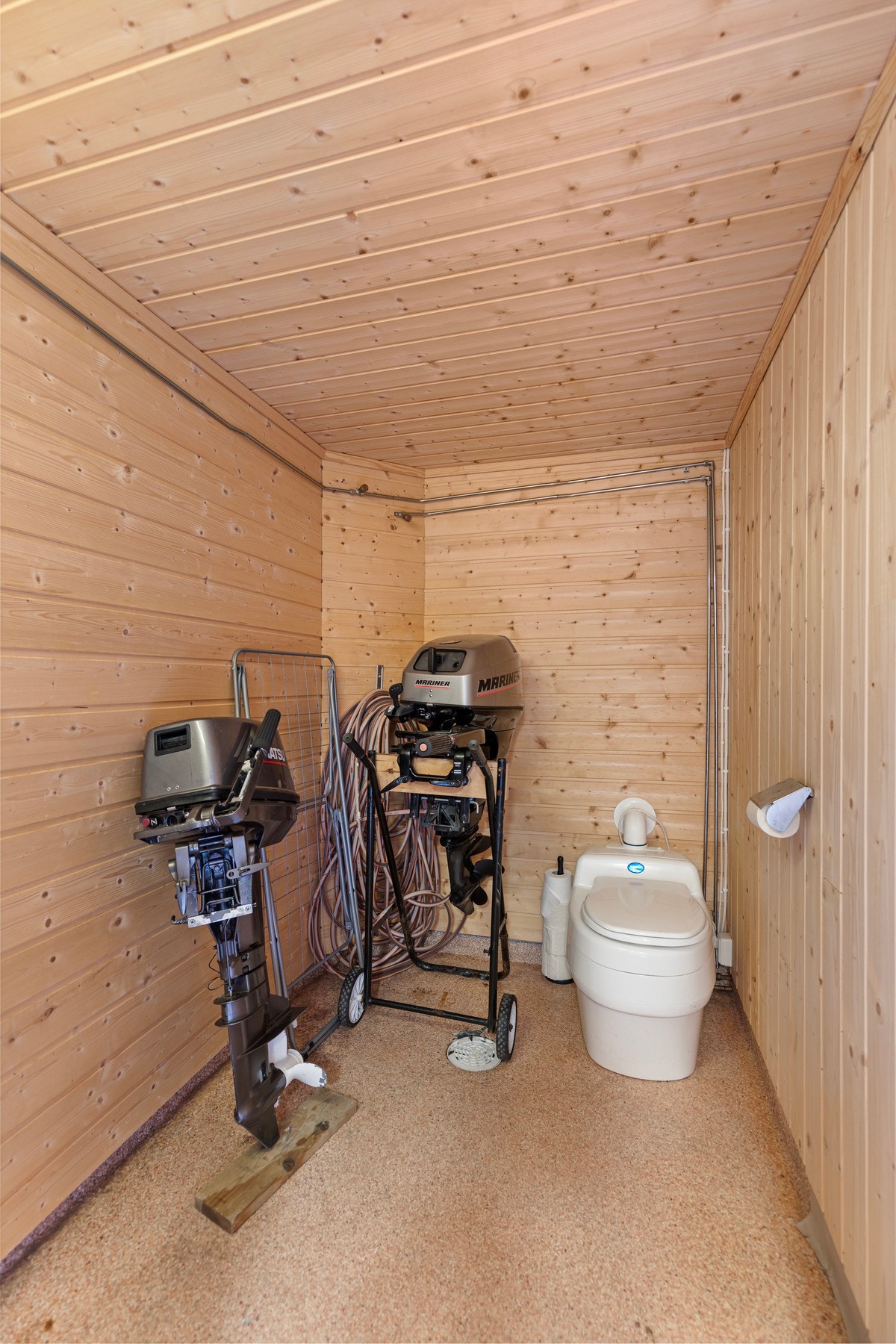 Toalettrom med belegg på gulv og panel på vegger. Galleribilde