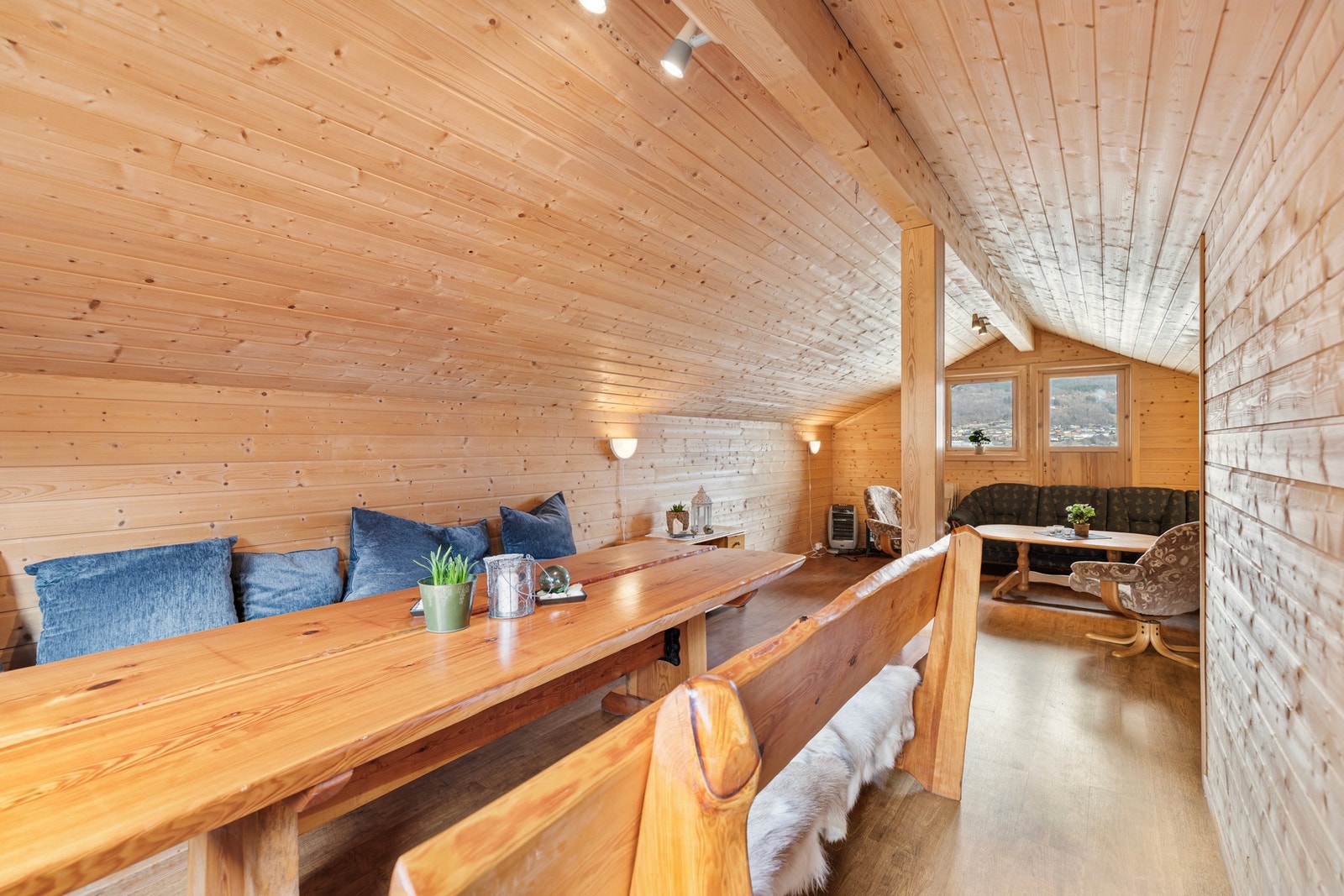 God plass til flere sittegrupper. Galleribilde