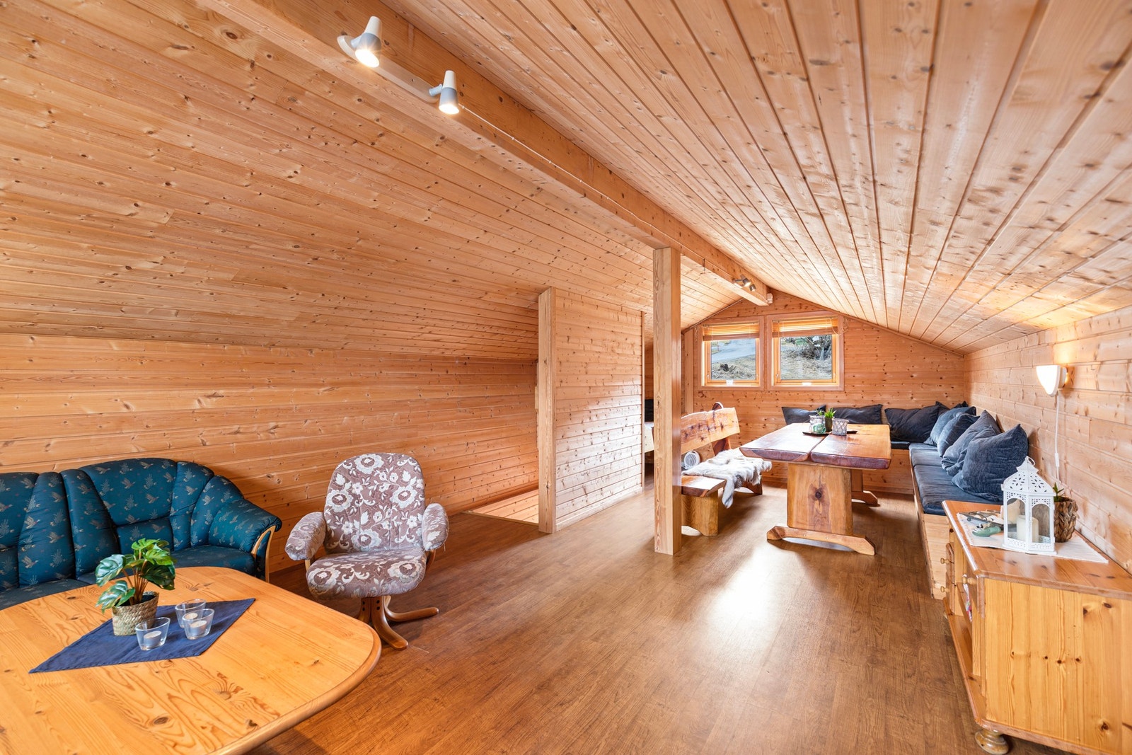 Innredet loftsrom med laminat på gulv og panel på vegger. Galleribilde