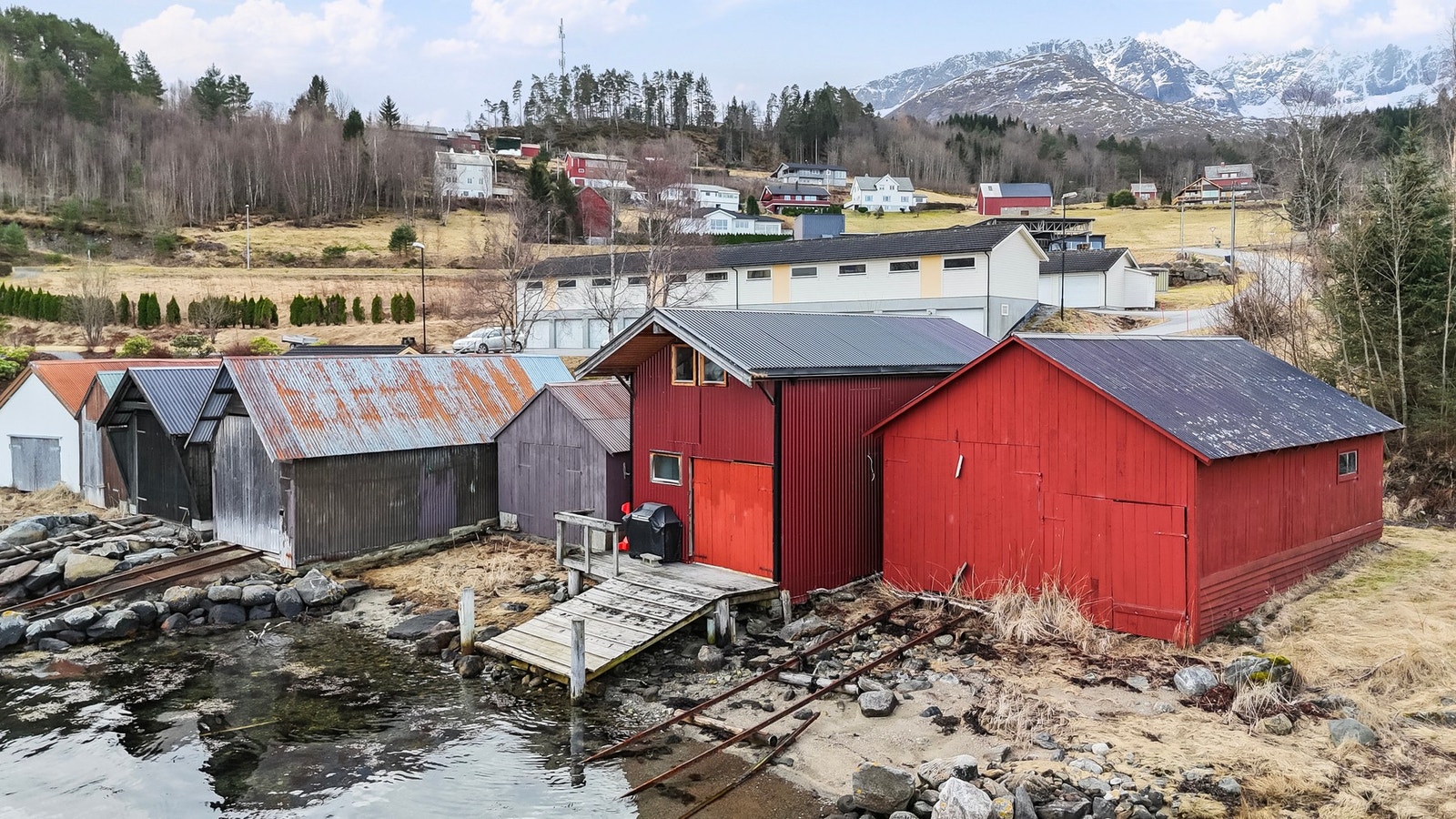 Yttervegger i trekonstruksjon, utvendig kledd med profilerte metallplater. Galleribilde