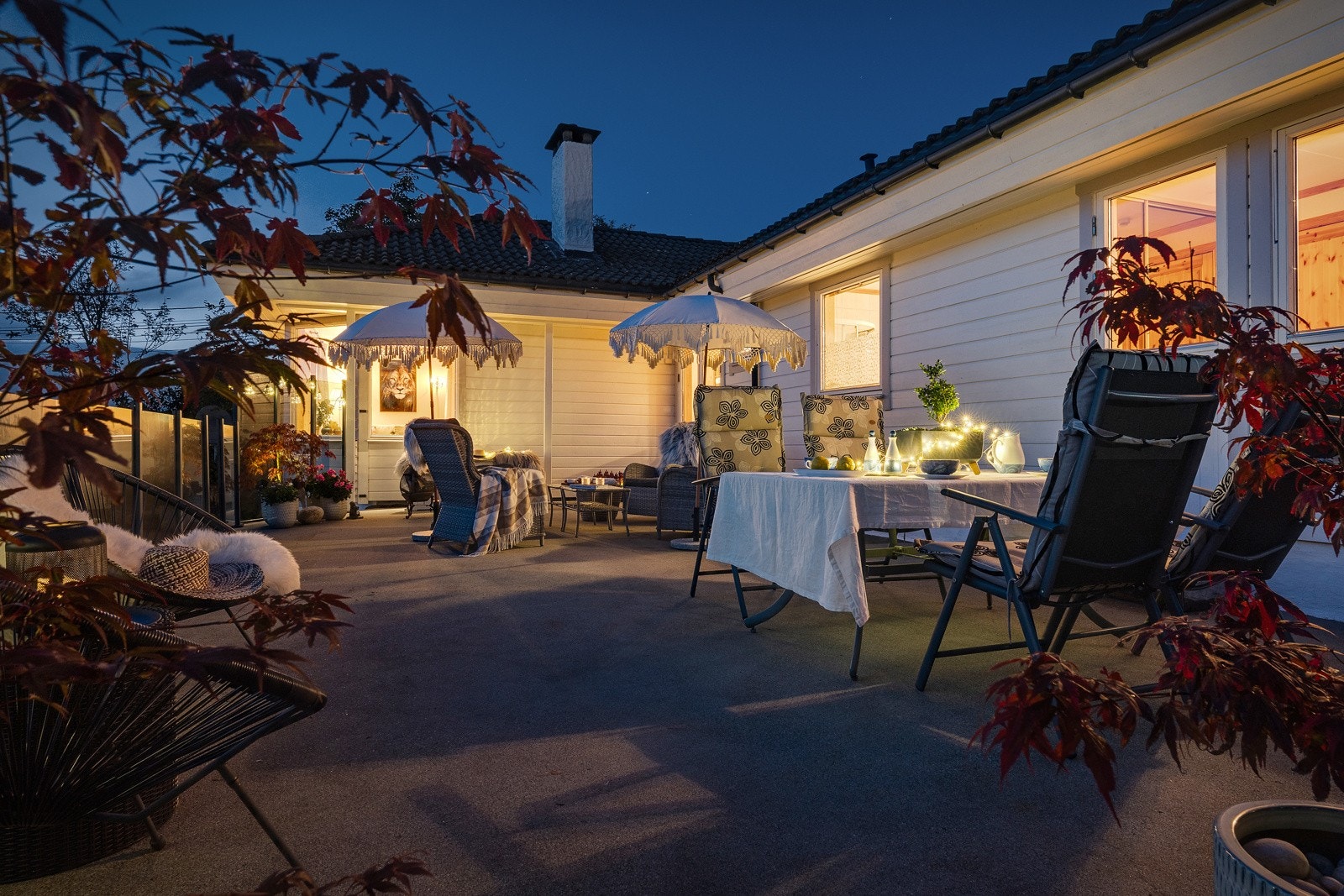 Uteområdet kan nytes både på fremsiden og baksiden av huset. Galleribilde