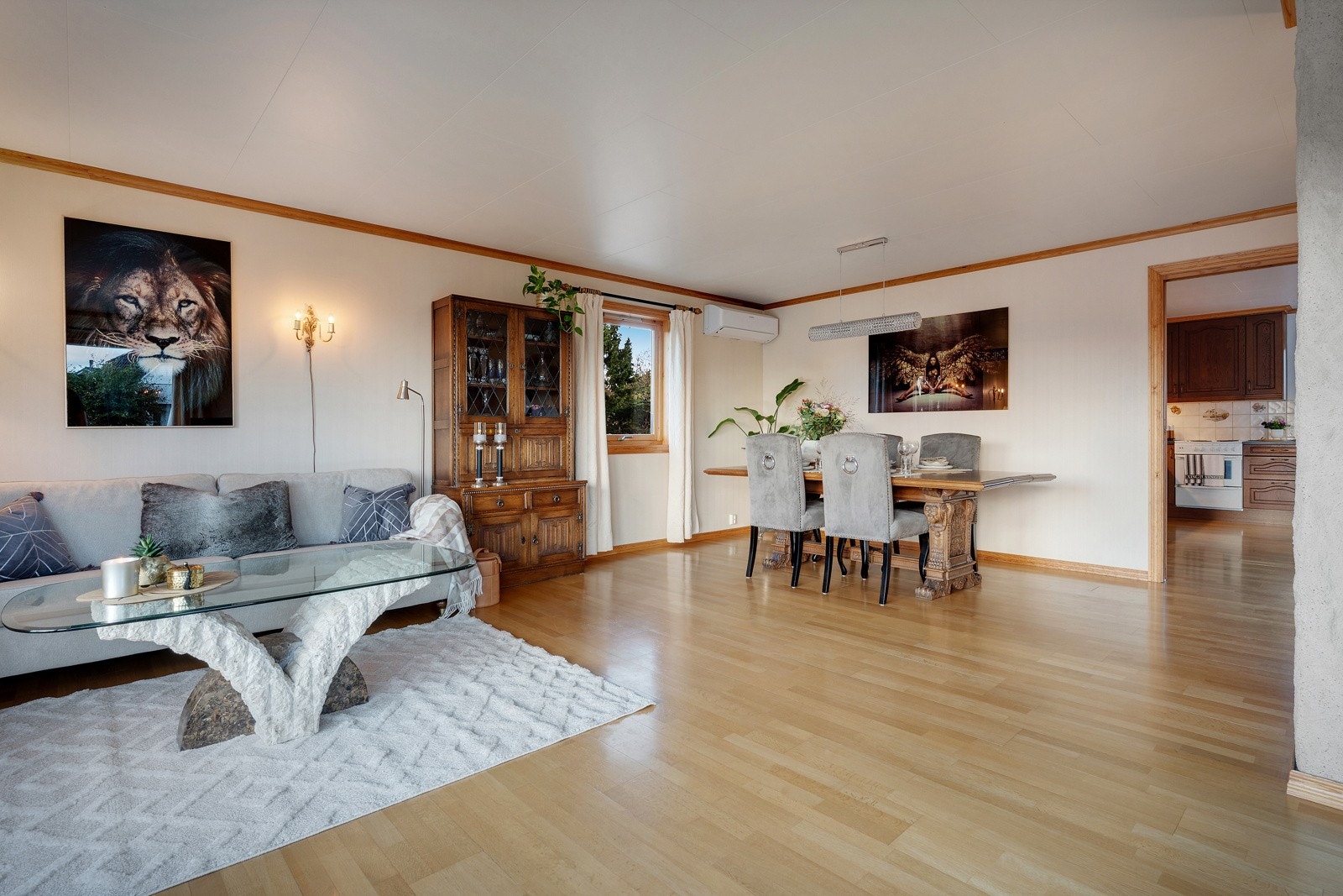 Boligens 1. etasje inneholder tre soverom, bad, bod, vaskerom, kjøkken og stue. Galleribilde