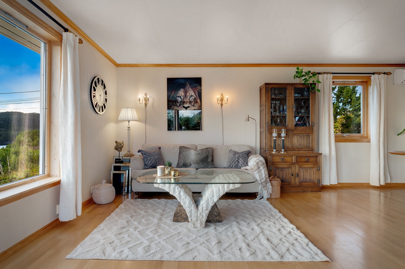 Gulvene i 1. etasje er belagt med parkett, belegg og flis. Galleribilde