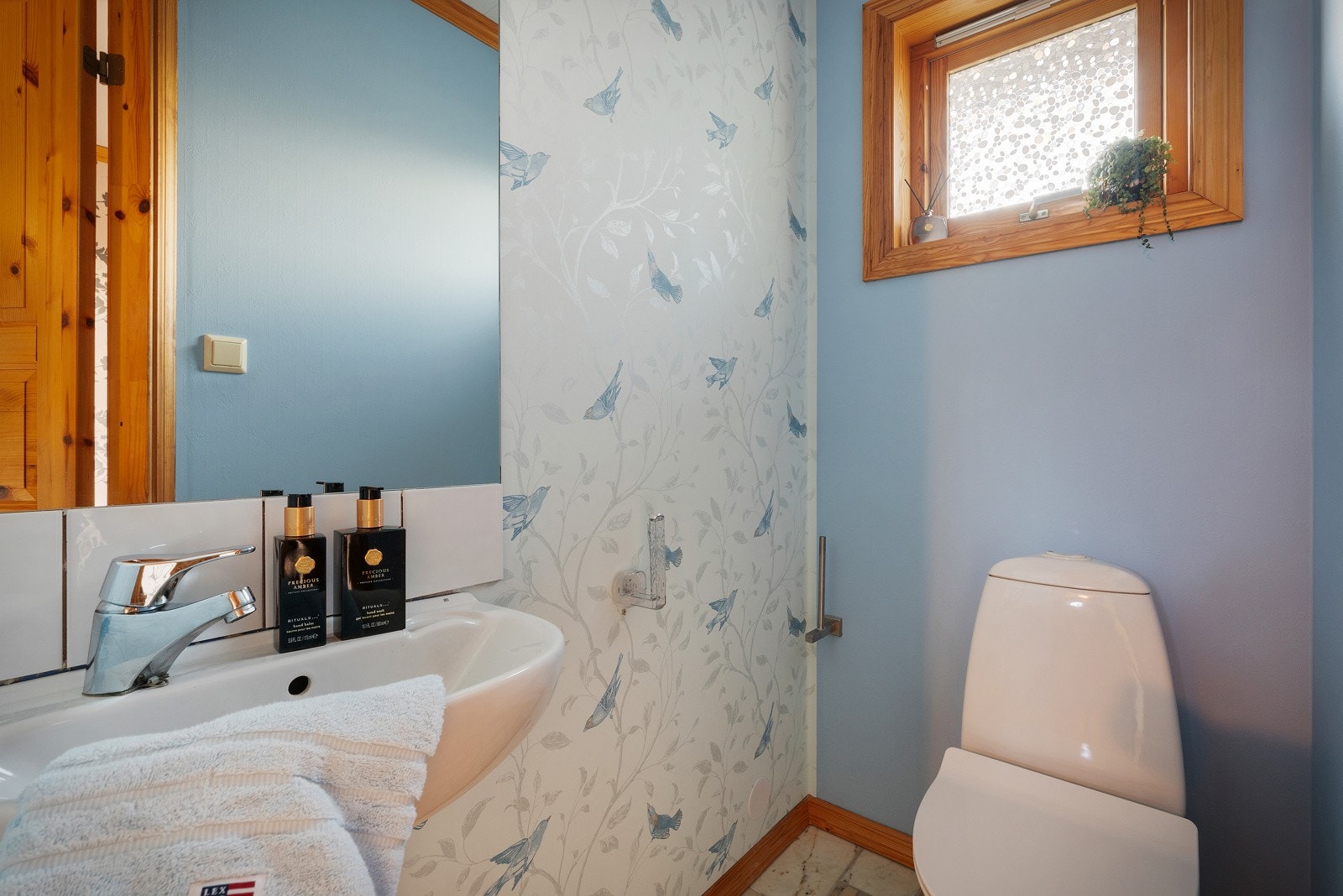 Toalettrom i 1. etasje - praktisk for gjester. Galleribilde