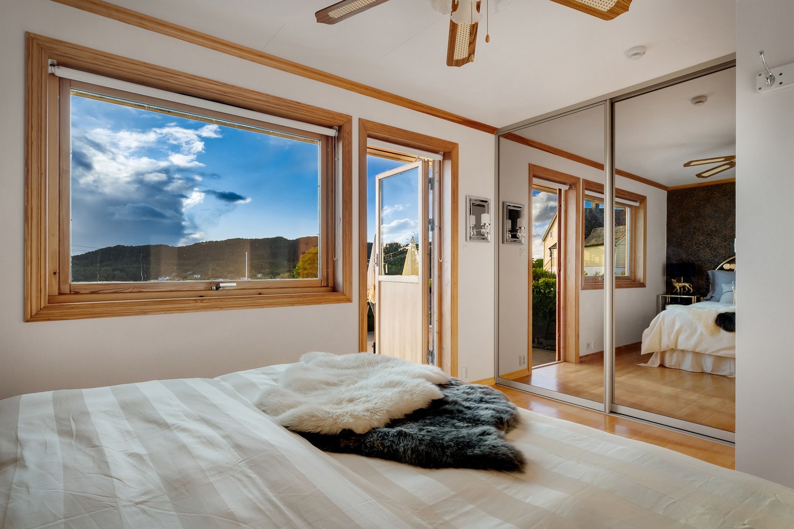 Med i handelen følger også et stort garderobeskap med speil og skyvedører. Galleribilde