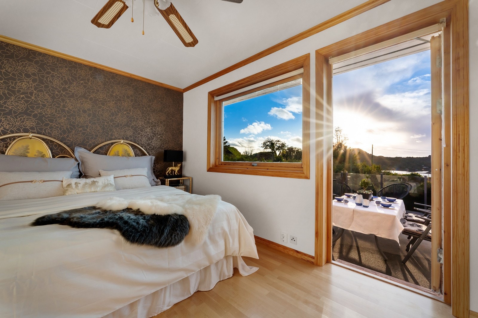 De store vindusflatene gir mye naturlig lysinnslipp. Galleribilde