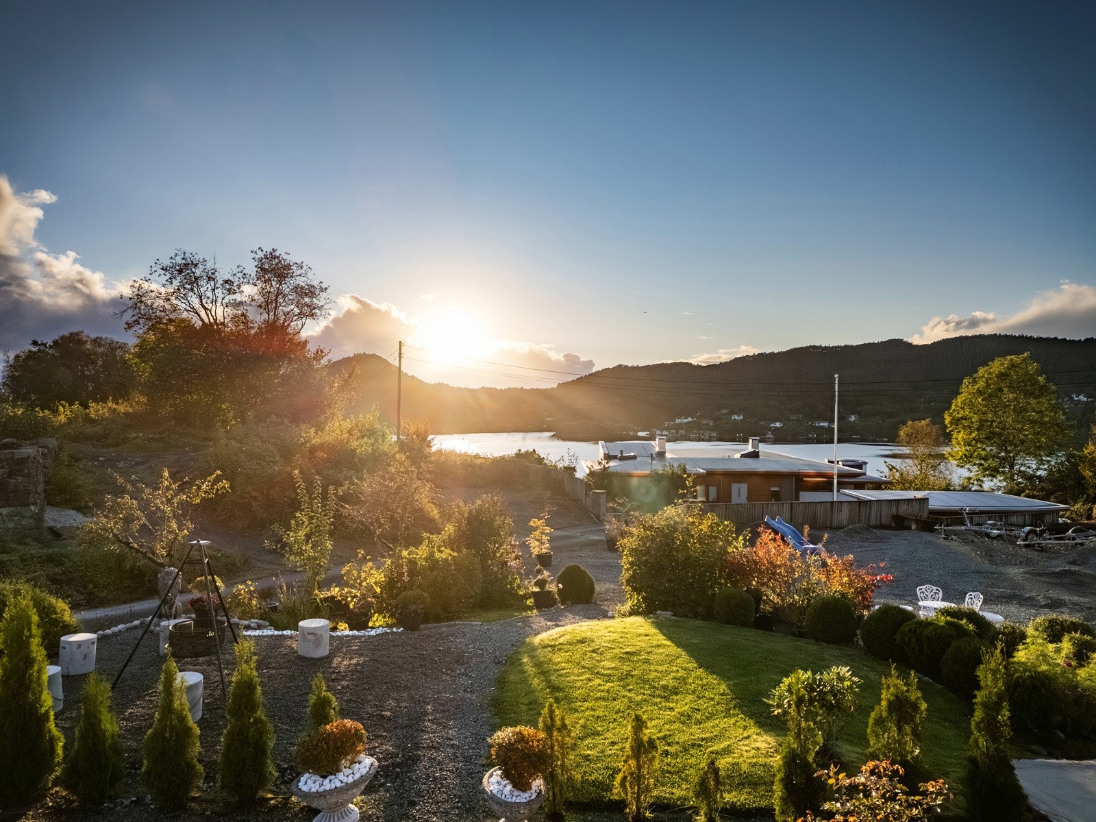 Det er sol fra ca. kl. 06 til kl. 22 på tomten, midtsommers. Galleribilde