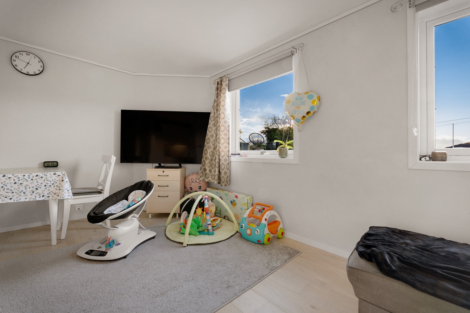 Gulvene er belagt med parkett og flis, og det er varmekabler i hele underetasjen, bortsett fra boder. Galleribilde