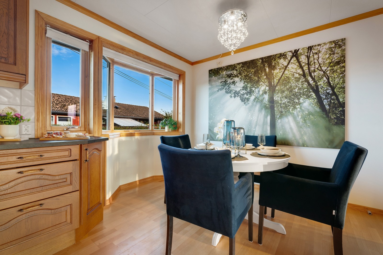 Kjøkkenet er innredet med profilerte fronter og laminert benkeplate med kjøkkenbeslag. Galleribilde