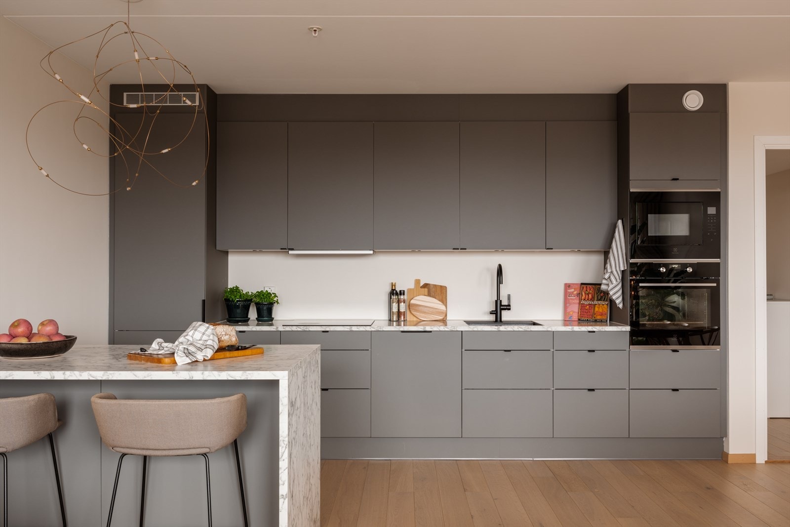 Gode arbeidsflater kombinert med gjennomtenkt og romslig oppbevaringsløsning i skuffer og skap. Galleribilde