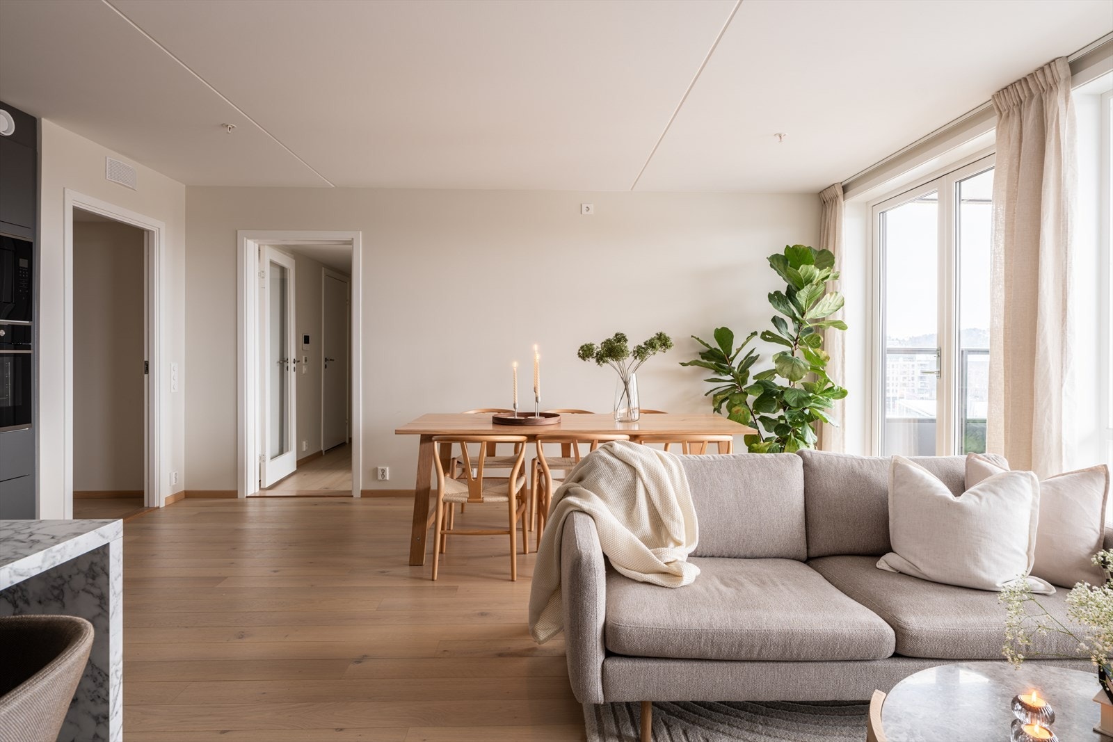 Kjekt å vite er at leiligheten varmes opp med radiatorer tilknyttet fjernvarme. Galleribilde