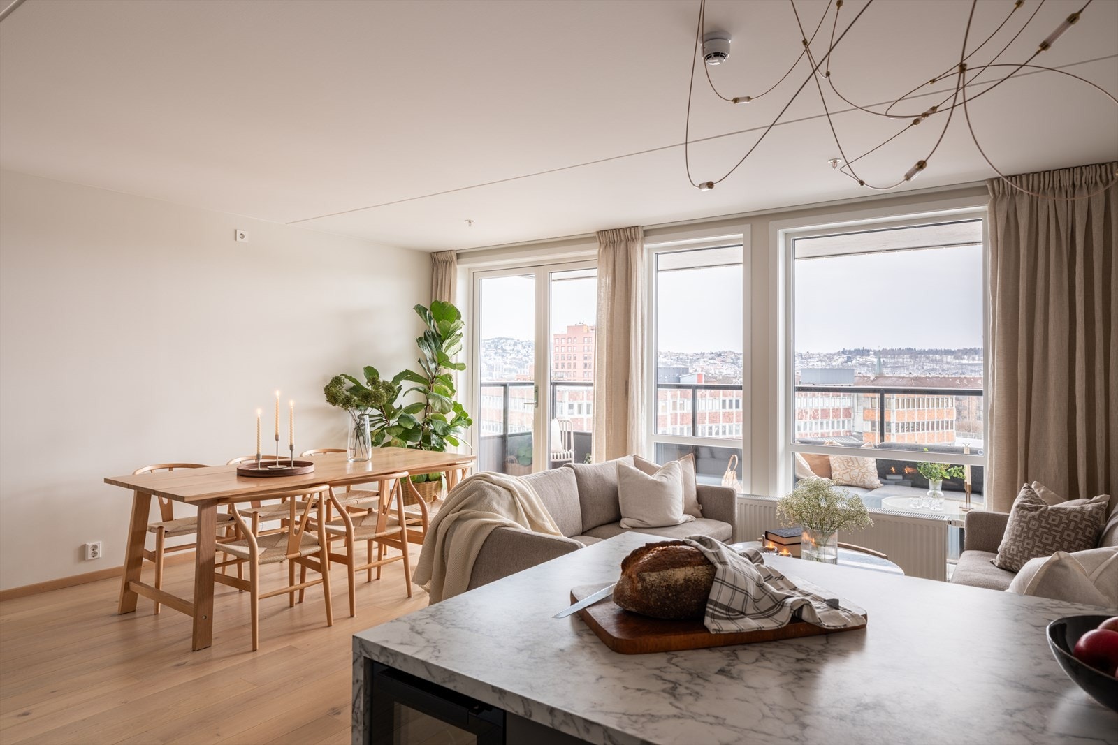 Et innbydende og romslig oppholdsrom med rikelig plass til store, komfortable sittegrupper. Galleribilde