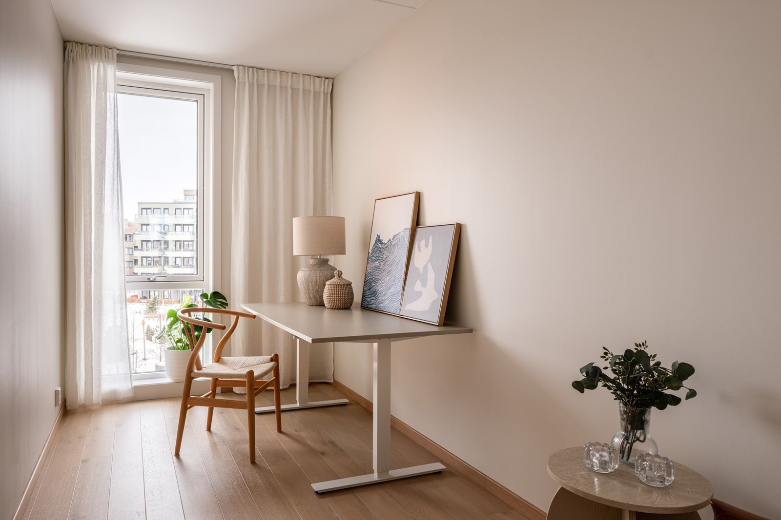 Med tre fullverdige soverom tilbyr leiligheten en fleksibel og gjennomtenkt romløsning. Galleribilde