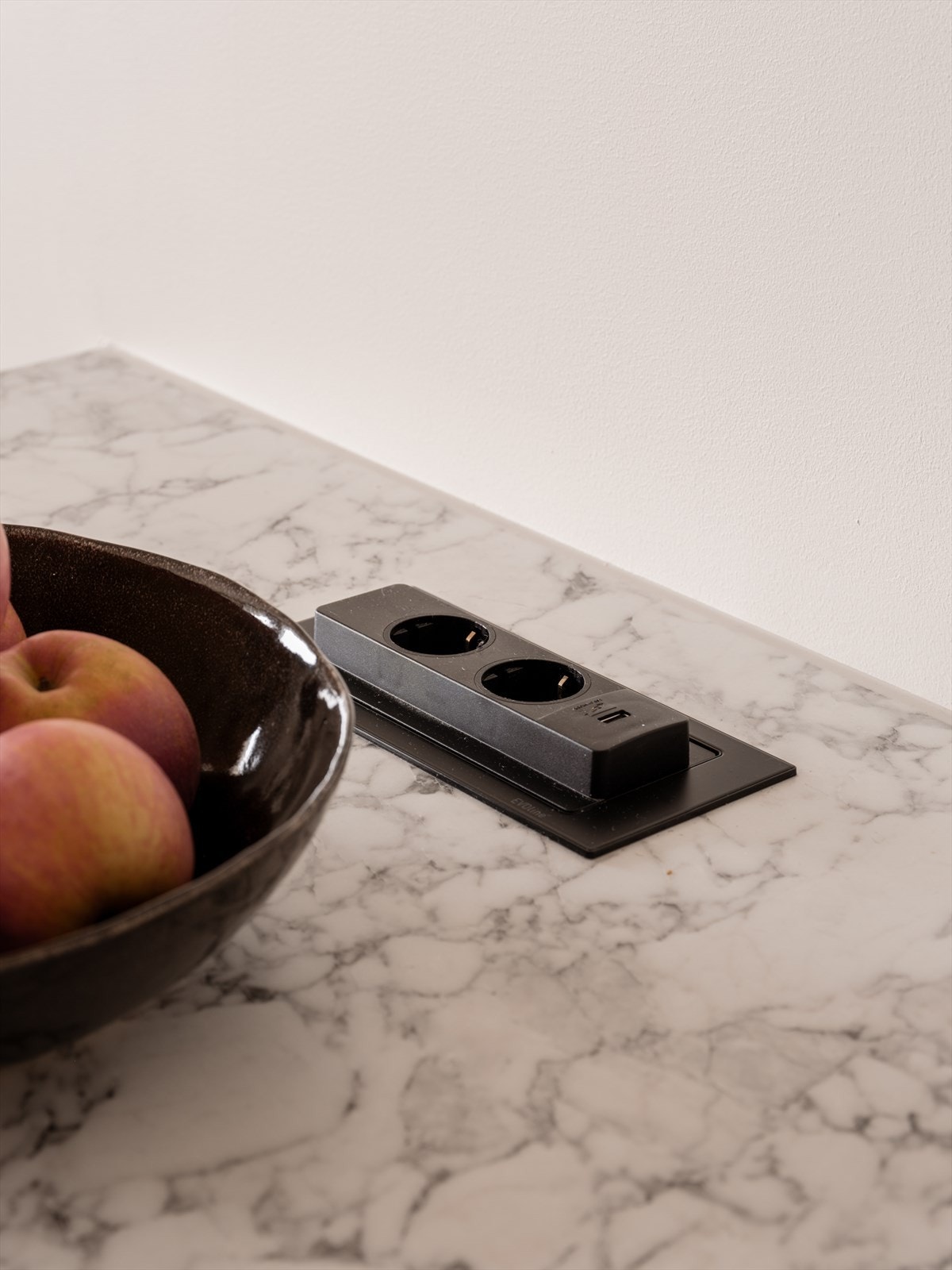 Integrert stikkontakten i benkeplaten. Galleribilde