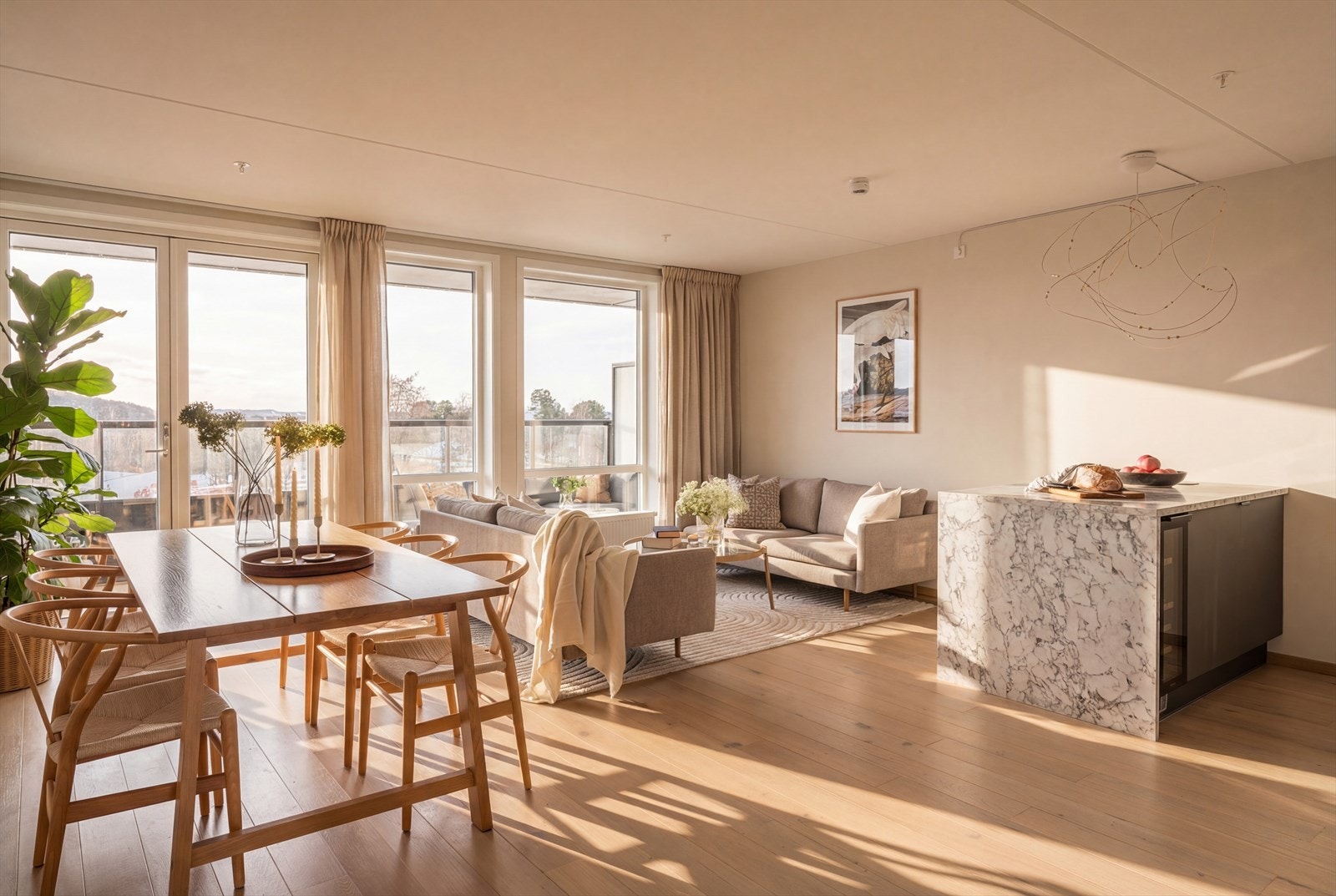 Flott utsikt mot byen fra stuen. Galleribilde