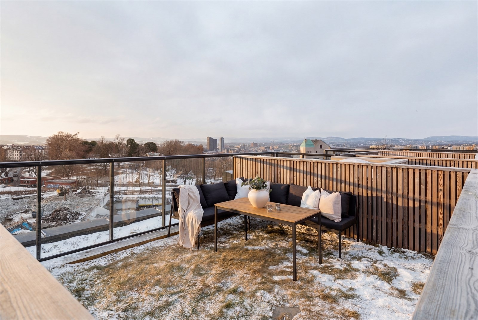 Leiligheten disponerer en egen hageparsell på taket - en sjelden kvalitet som virkelig kommer til sin rett på varme sommerdager. Hageparsellen har borettslagets beste beliggenhet. Galleribilde