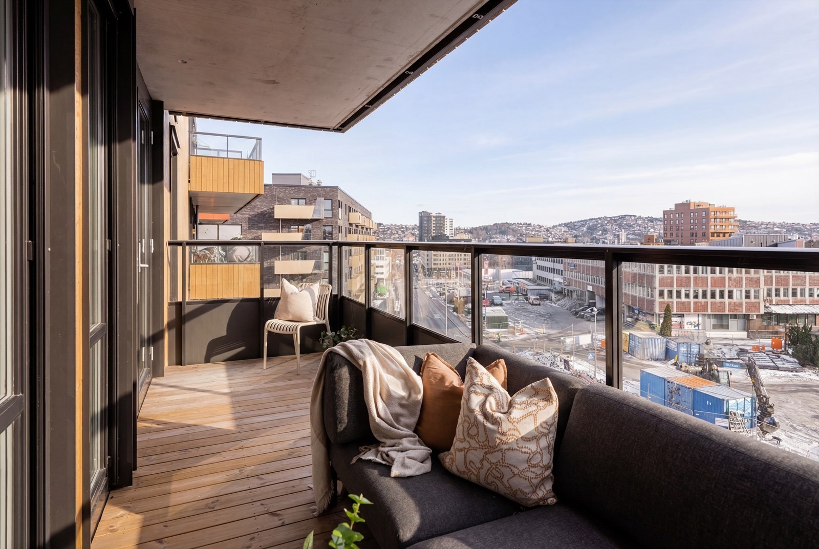 Terrassebord på gulvet skaper en lun og behagelig atmosfære - komfortabelt både barbeint og med sko. Galleribilde